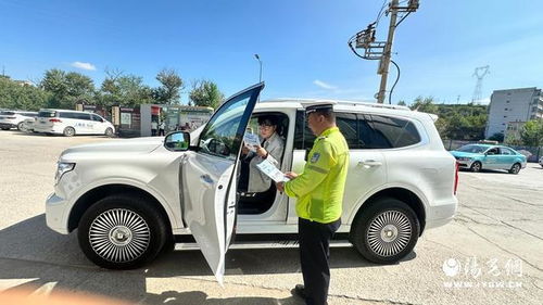 旅游旺季 府谷公安交警城区中队走进随车游汽车租赁公司开展交通安全检查与宣教工作